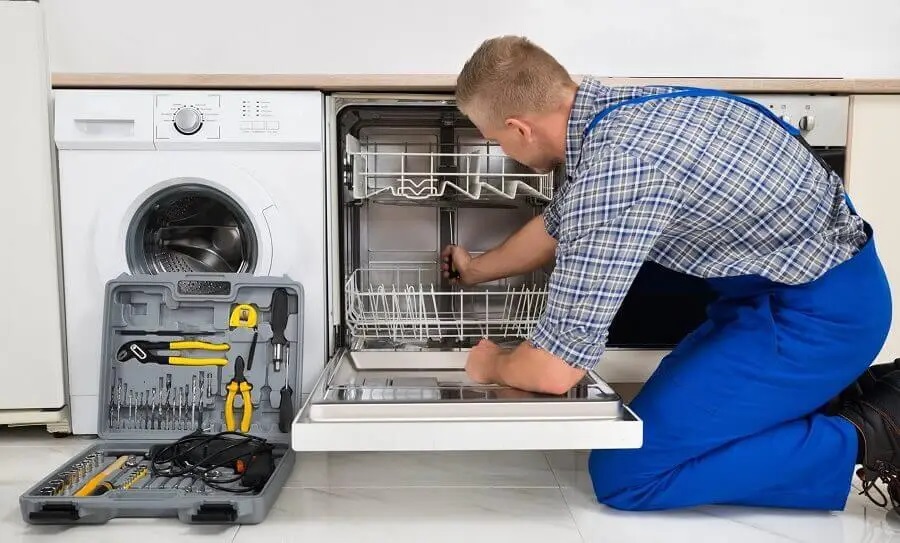 Kemalpaşa Hotpoint servisi teknisyen ekibi beyaz eşya tamiri yaparken